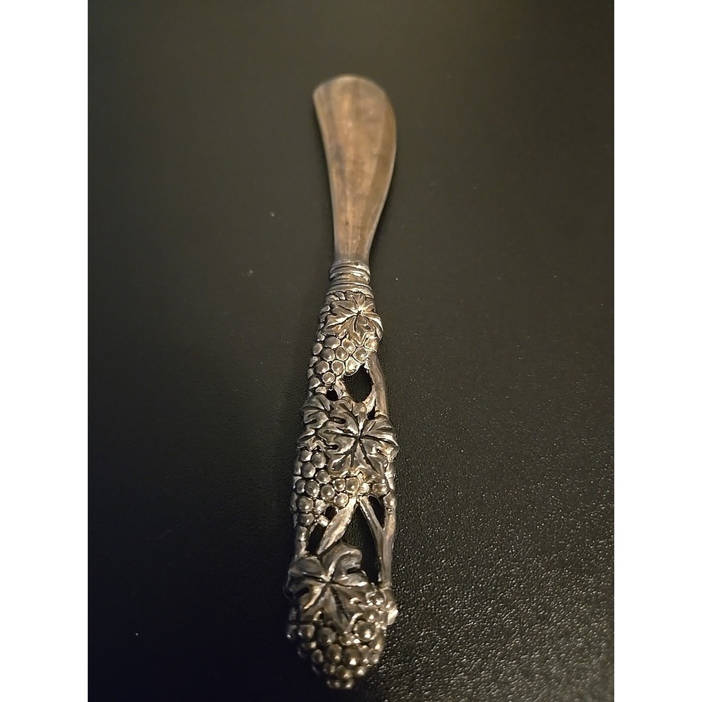 Ornate Silver Graprs Bread  Butter Pat Table Knife Jam Jelly Spreader Vintage